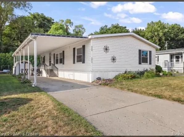 3053 E Bay Dr, Fenton, MI 48430