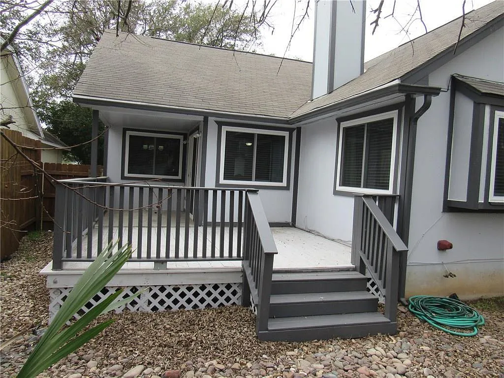 3 bed, 2.0 bath, 1328 sqft, $2,200 — Photo 2
