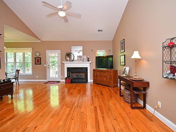 3rd image of 116 W Okaloosa Way