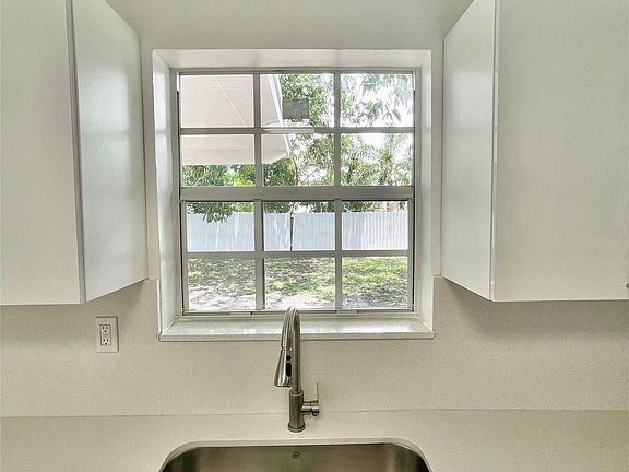 3rd image of 411 N 72nd Avenue