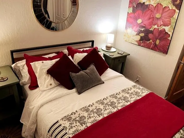 Bedroom - queen bed