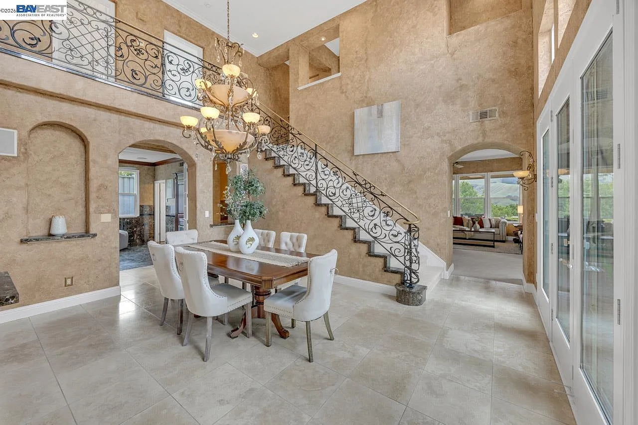 5 bed, 4.5 bath, 4082 sqft, $8,750 — Photo 3
