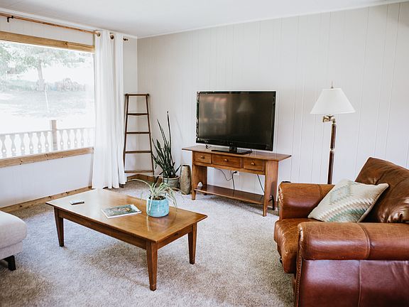 Living room

Please note, rental is unfurnished, updated photos coming soon.
