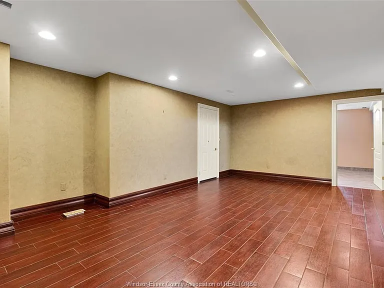 1585 Stoneybrook Cres — Photo 31