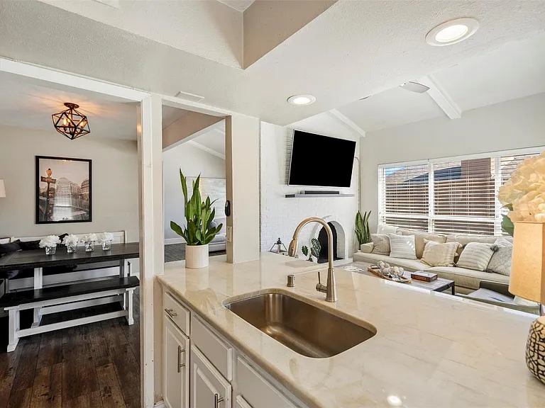 5916 Sandhurst Ln #225 — Photo 8
