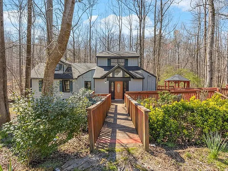 127 Mountainside Dr E — Photo 1