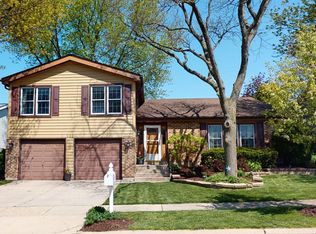 122 Garland Ct, Glendale Heights, IL