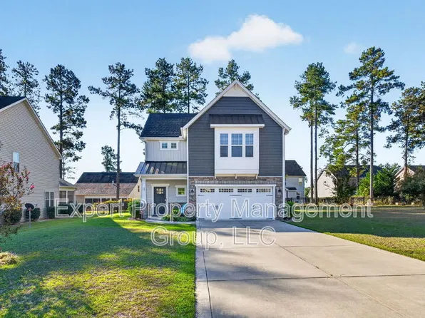 35 Pinnacle Dr, Spring Lake, NC 28390