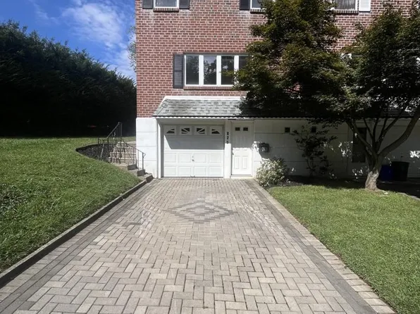 825 W Bells Mill Rd, Philadelphia, PA 19128
