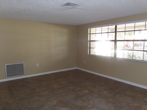 356668_Living Room_10302015