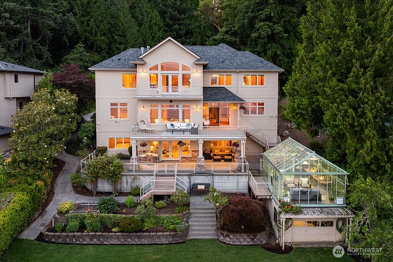 2nd image of 454 W Lake Sammamish Parkway NE