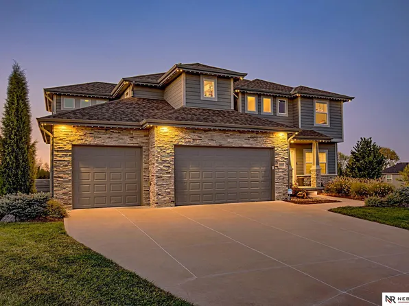 16952 Weber Cir, Bennington, NE 68007