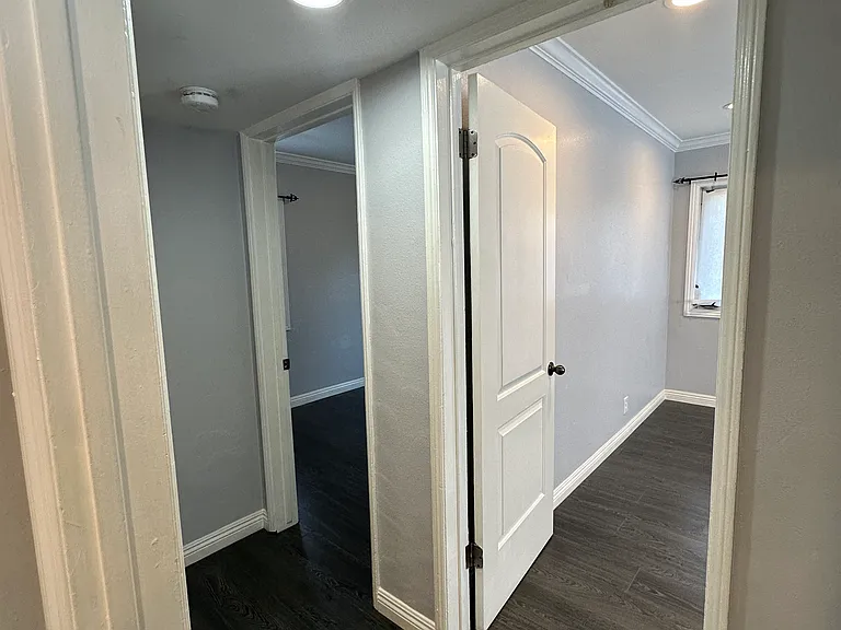 10220 S Van Ness Ave — Photo 8