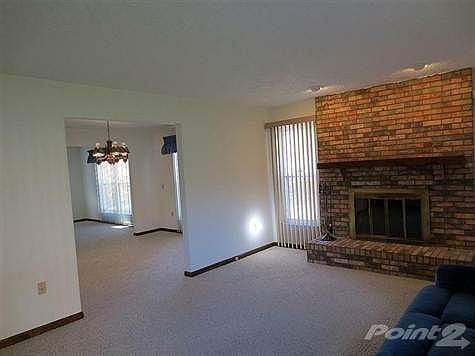 <em><b>Open Floor Plan Offers Ideal Layout For Great Entertaining!