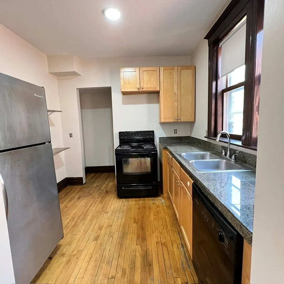 Peterboro & Charlotte Houses in Midtown — Photo 3