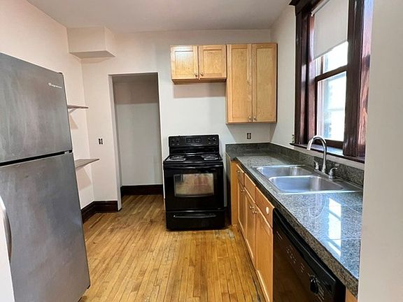 3rd image of 39 Peterboro St #74-302