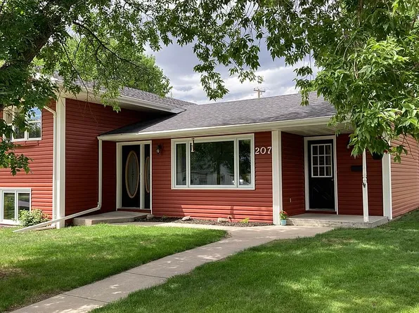 207 10th St NW, Devils Lake, ND 58301
