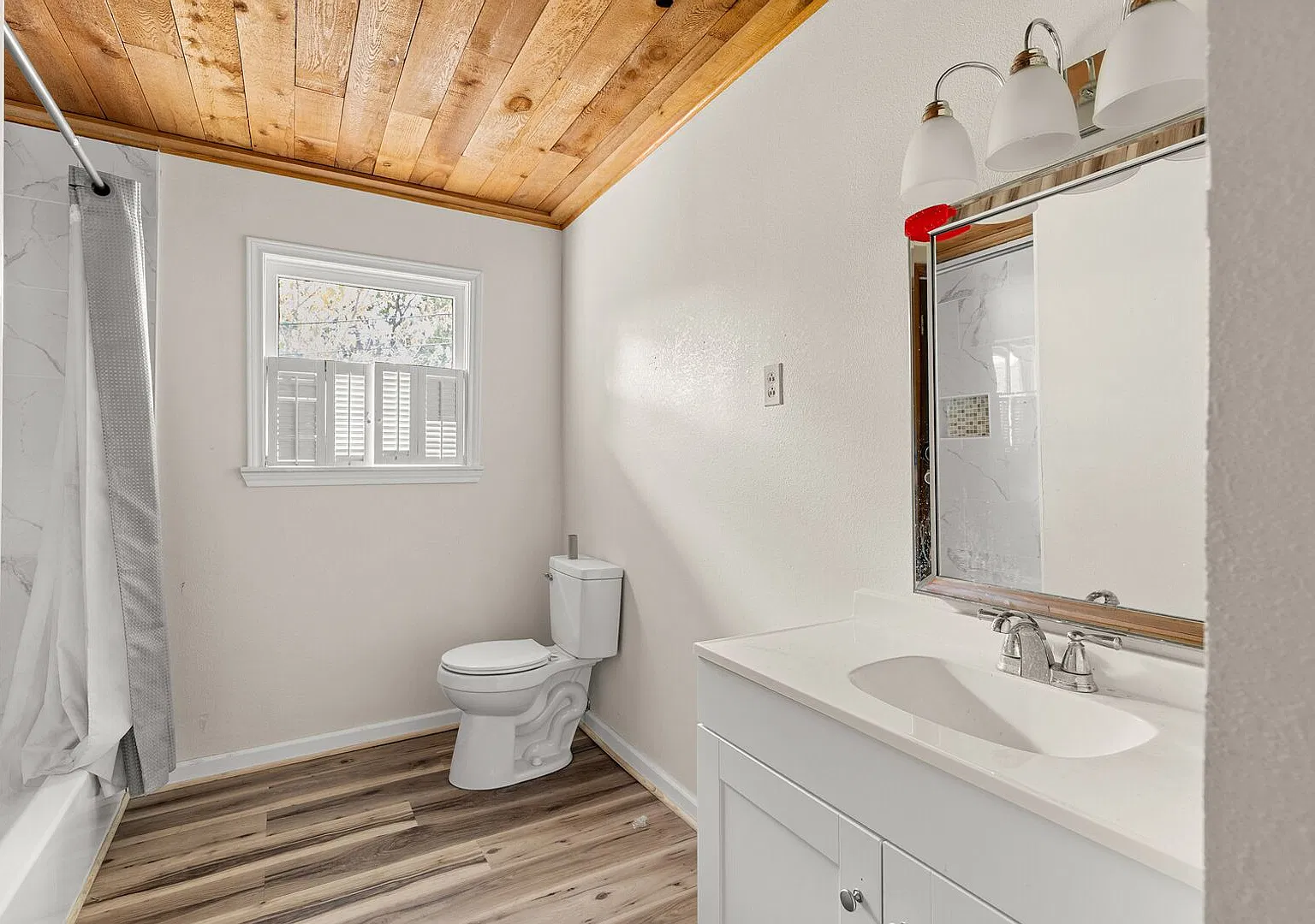 3 Bed 2 Bath For Lease! — Photo 4