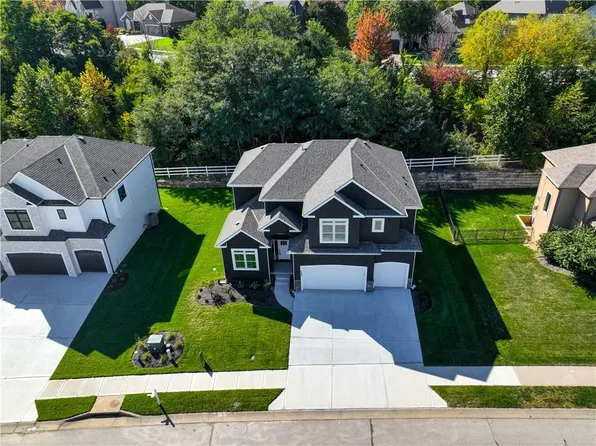 5860 S National Dr, Parkville, MO 64152