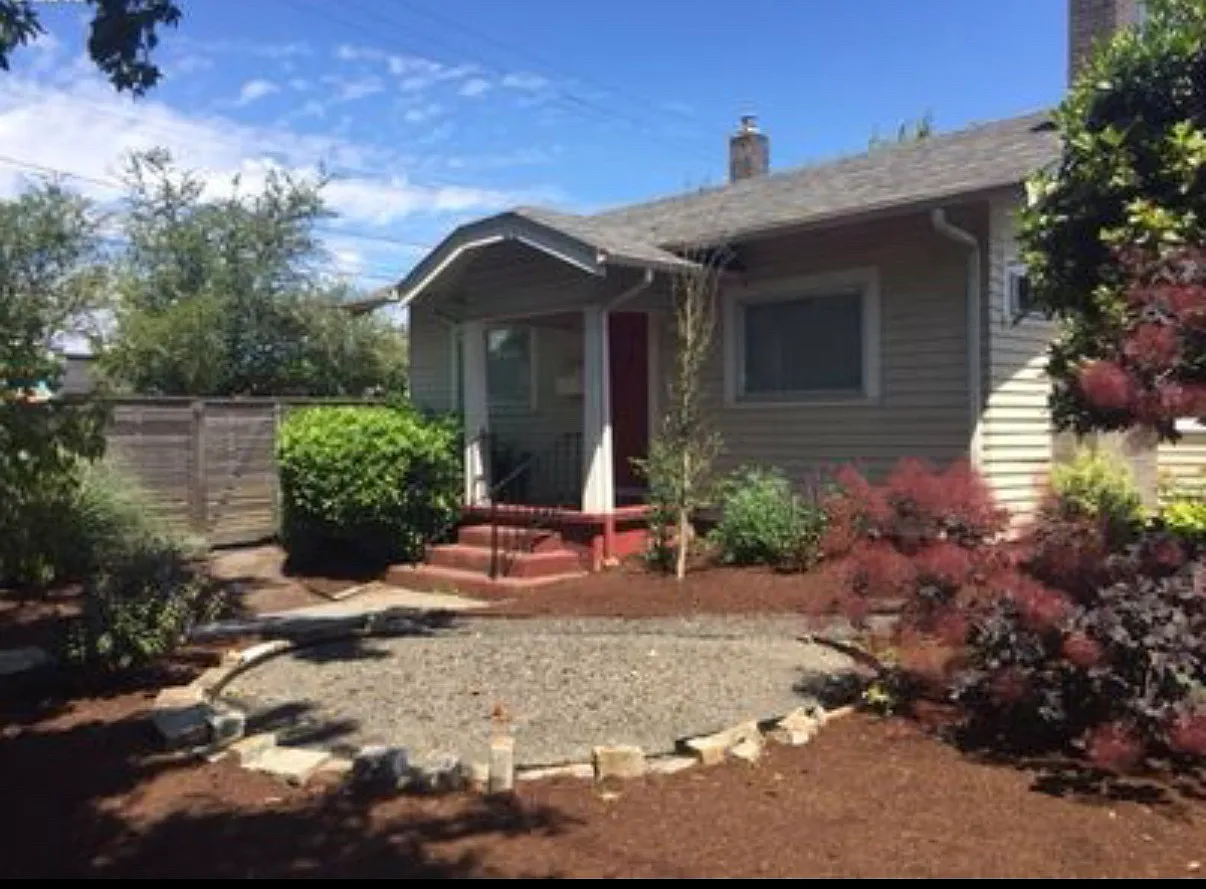 1 bed, 1051 sqft, $1,900 — Photo 2