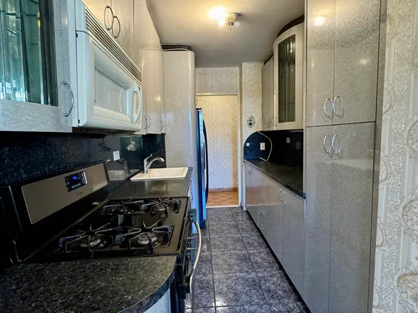 458 Neptune Avenue image 2 of 11