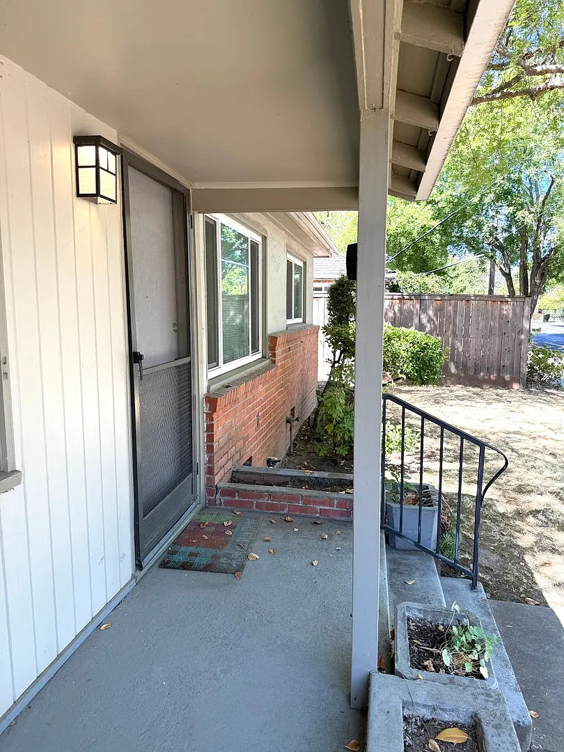 Charming 2BR/1BA East Sacramento Duplex with Private Garage — Photo 3