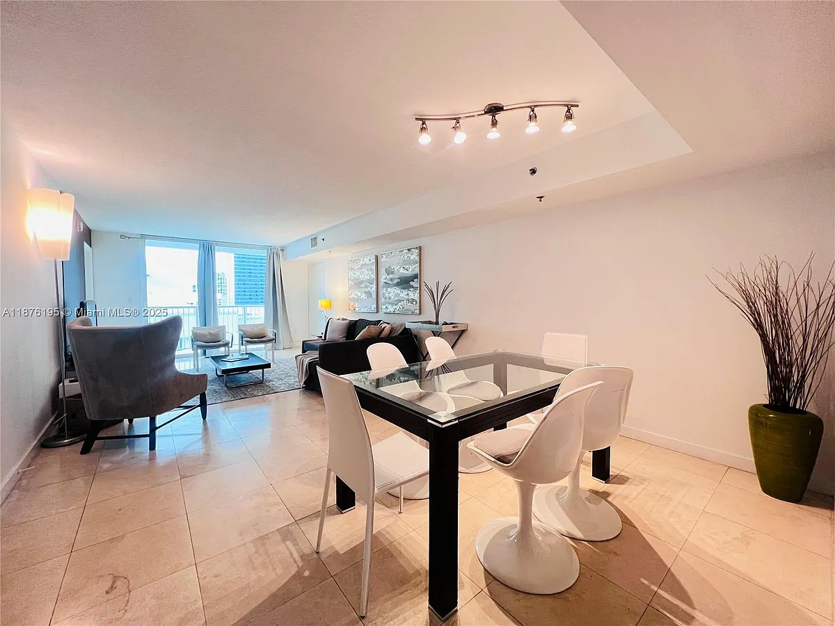 Building Photo - 1200 Brickell Bay Dr #2809