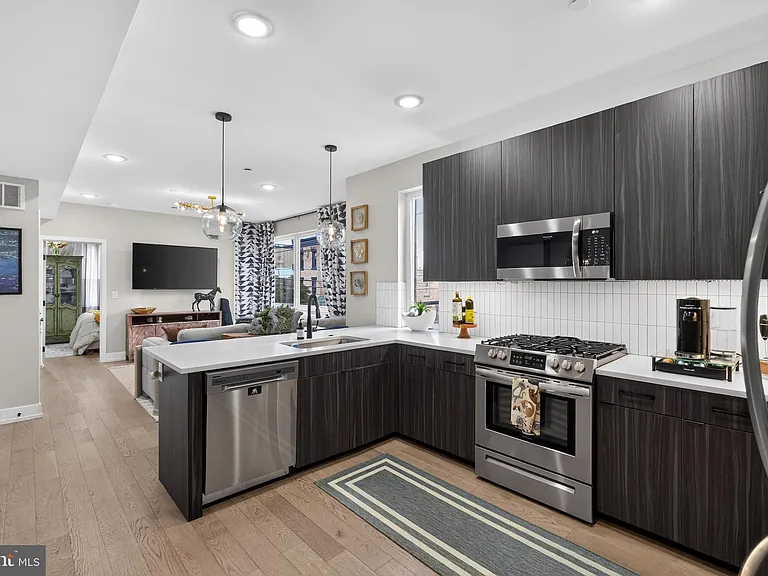 2457 Carpenter St #2 — Photo 6