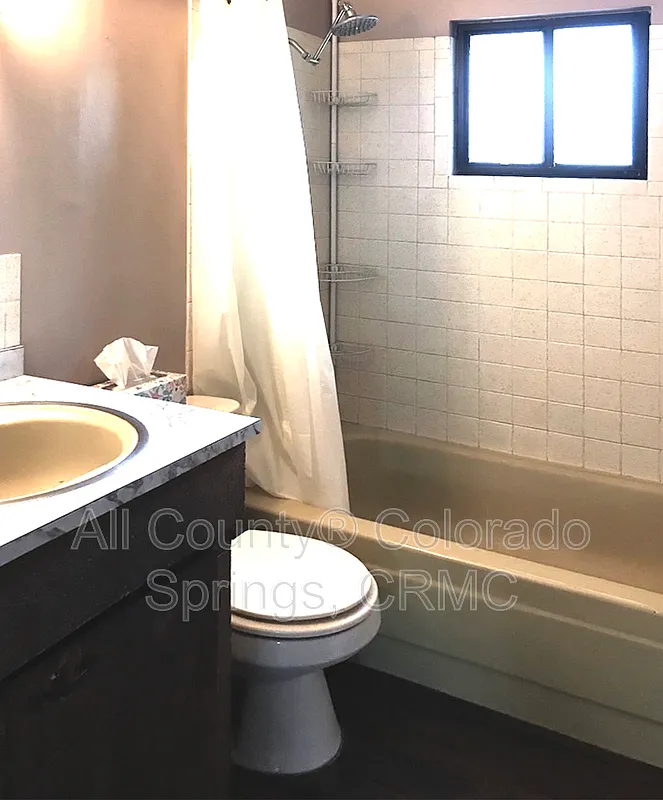 3 bed, 2.0 bath, 2400 sqft, $1,975 — Photo 4