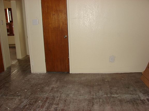 4th image of 914 E Filmore Ave