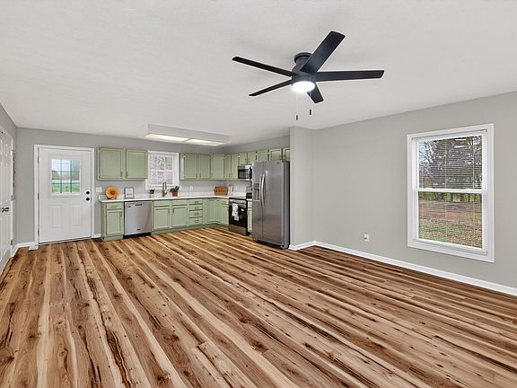 4th image of 131 Clearwater Ln