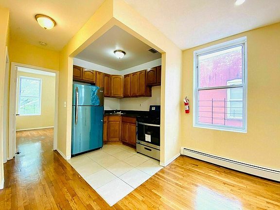 4th image of 553 Ashford St #2A