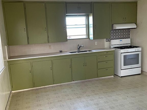 Large Eat-In Kitchen