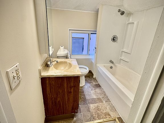 5th image of 256 Congress Ave #3