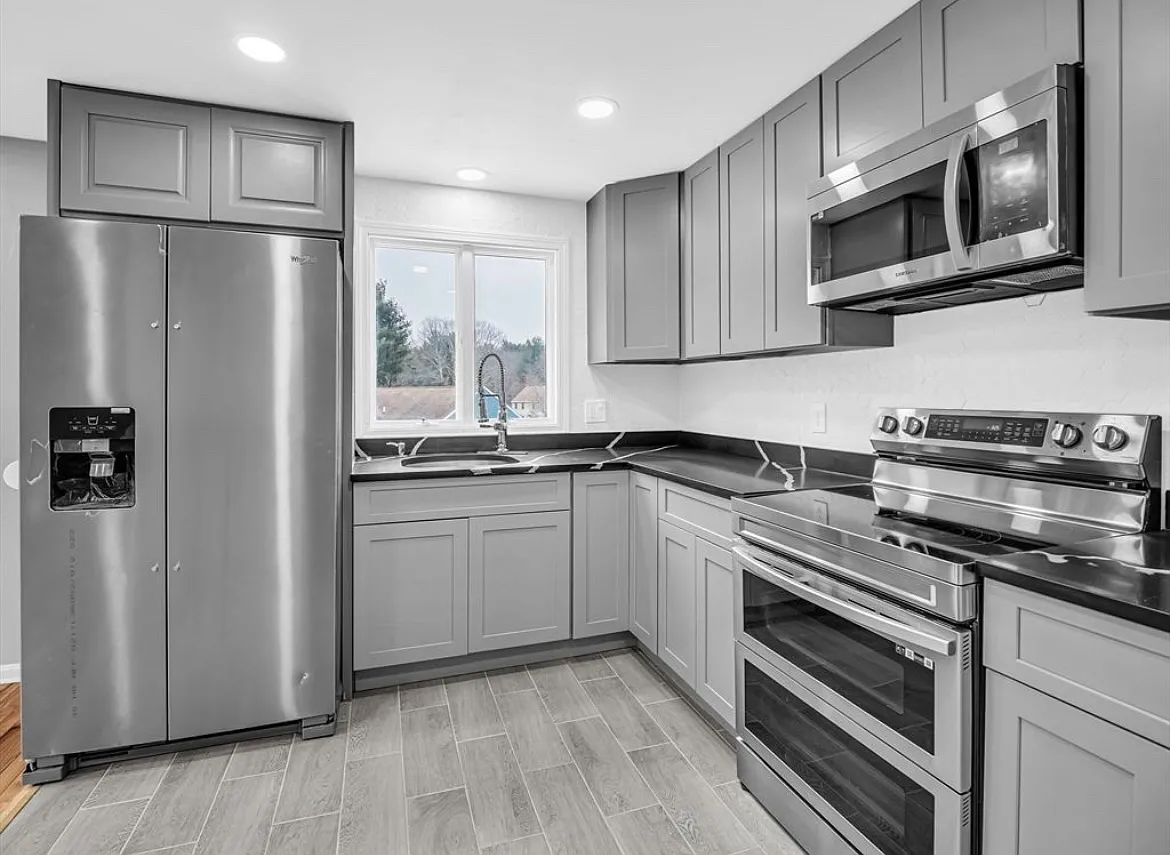 3 bed, 1018 sqft, $3,000 — Photo 3