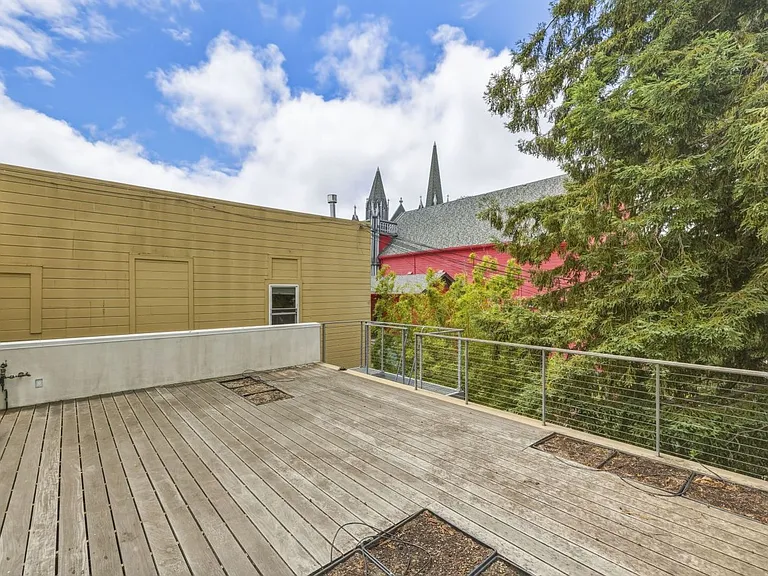 1076 S Van Ness Ave — Photo 50