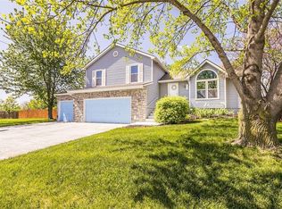 1604 NE Chowning Dr, Kansas City, MO 64155