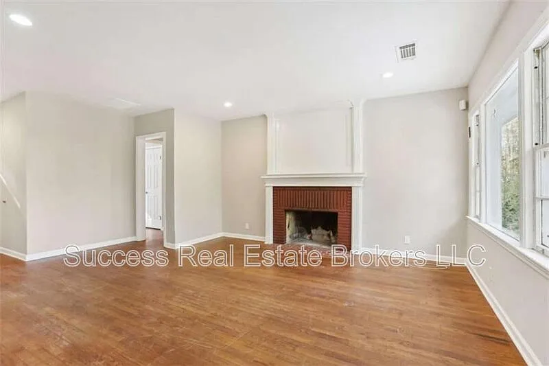 3 bed, 2.0 bath, 1394 sqft, $1,925 — Photo 4