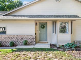 927 Ironwood Cir NW, Grand Rapids, MI 49534