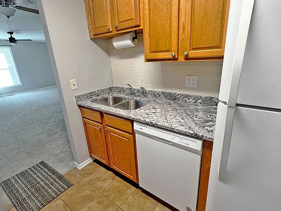 4th image of 221 Winfield Ct