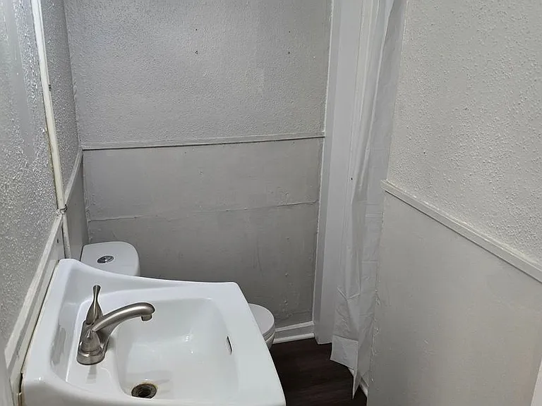 1519 E Washington St: Cozy Studio Style Apartment on Historic Washington Street! Washer Dryer hoo... — Photo 5