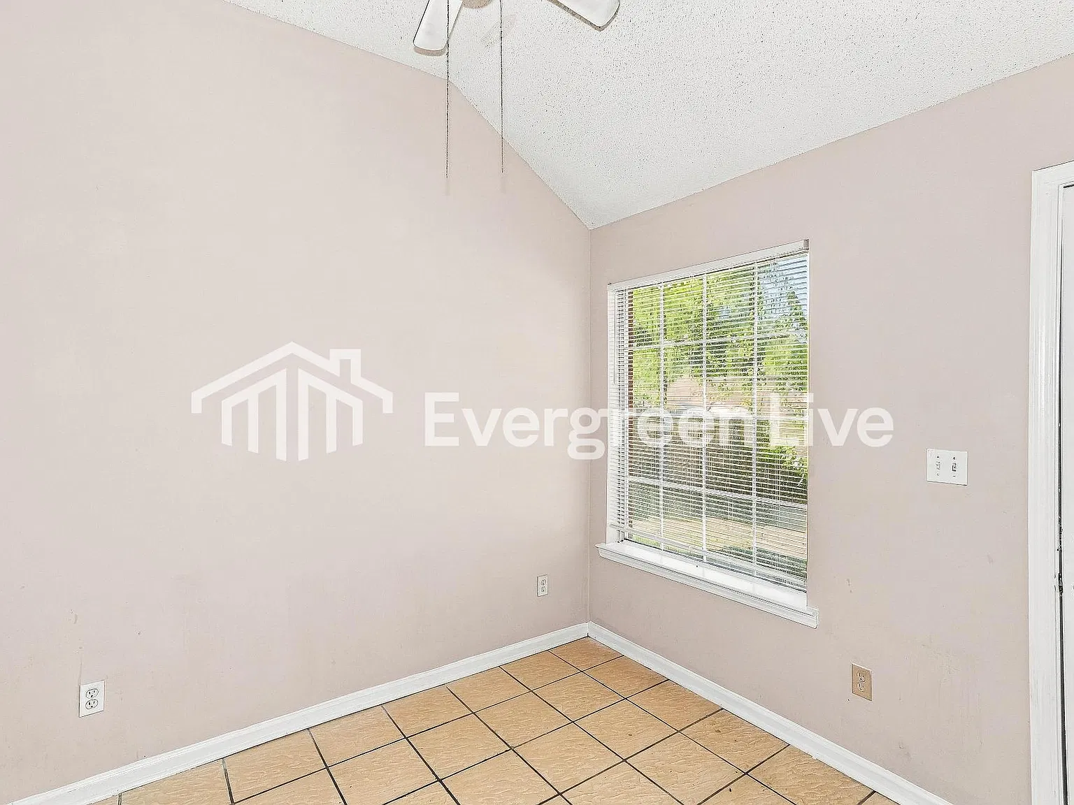 3 bed, 2.0 bath, 1396 sqft, $1,545 — Photo 3