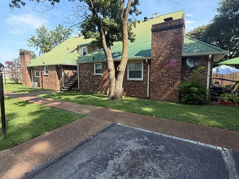 1246 Hamilton Dr — Photo 1