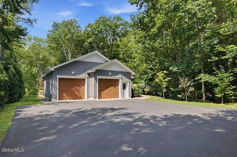 2nd image of 7 Thornapple Drive