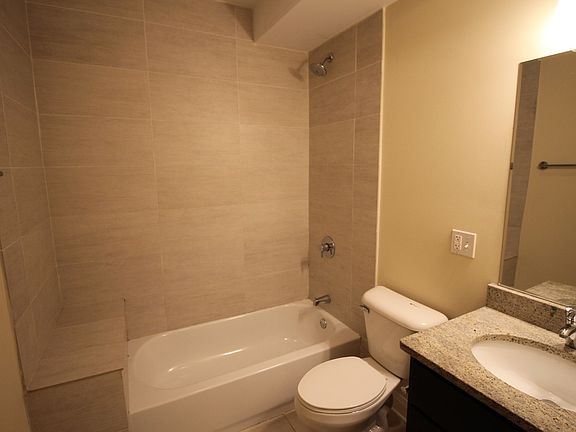 4th image of 3721 N Leavitt St #1