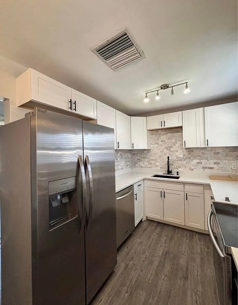 3 bed, 1300 sqft, $2,400 — Photo 1