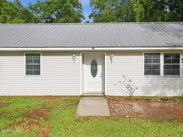867 1/2 Washington St, Bay Saint Louis, MS 39520