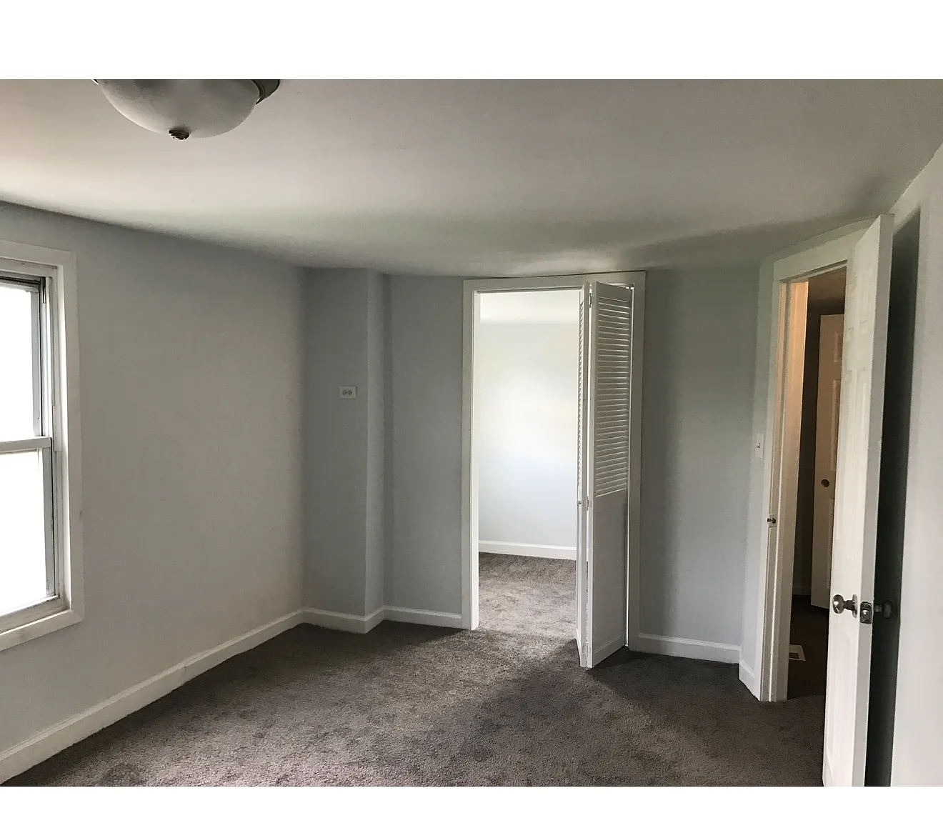 4 bed, 2400 sqft, $2,400 — Photo 2