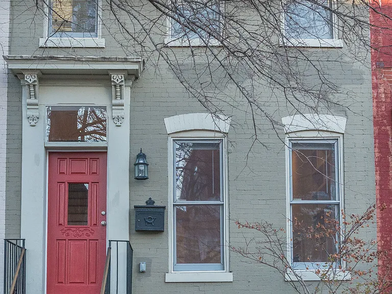 609 10th St NE — Photo 1