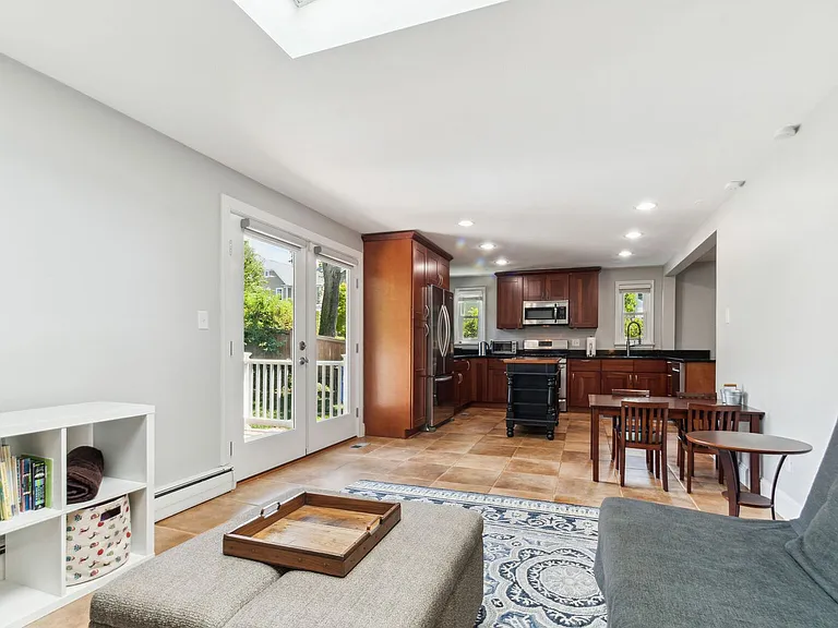 9909 Gardiner Ave — Photo 8
